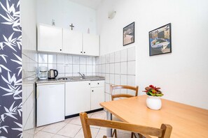 Studio (Apartments Nikolina (LU) - Studio wit) | Eget kjøkken | Kaffetrakter/tekoker, kjøleskap, kokeplater og vannkoker