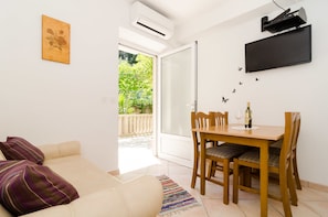 Departamento, 2 habitaciones, balcón | Área de sala de estar | Televisión de pantalla plana de 20 pulgadas con canales por cable 