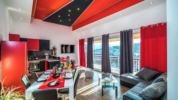 Lejlighed (Apartments Sunshine Home - Two Bedroo) | Stue | 20-tommers fladskærms-tv med kabelkanaler, tv