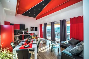 Departamento (Apartments Sunshine Home - Two Bedroo) | Sala de estar | Televisión de pantalla plana de 20 pulgadas con canales por cable