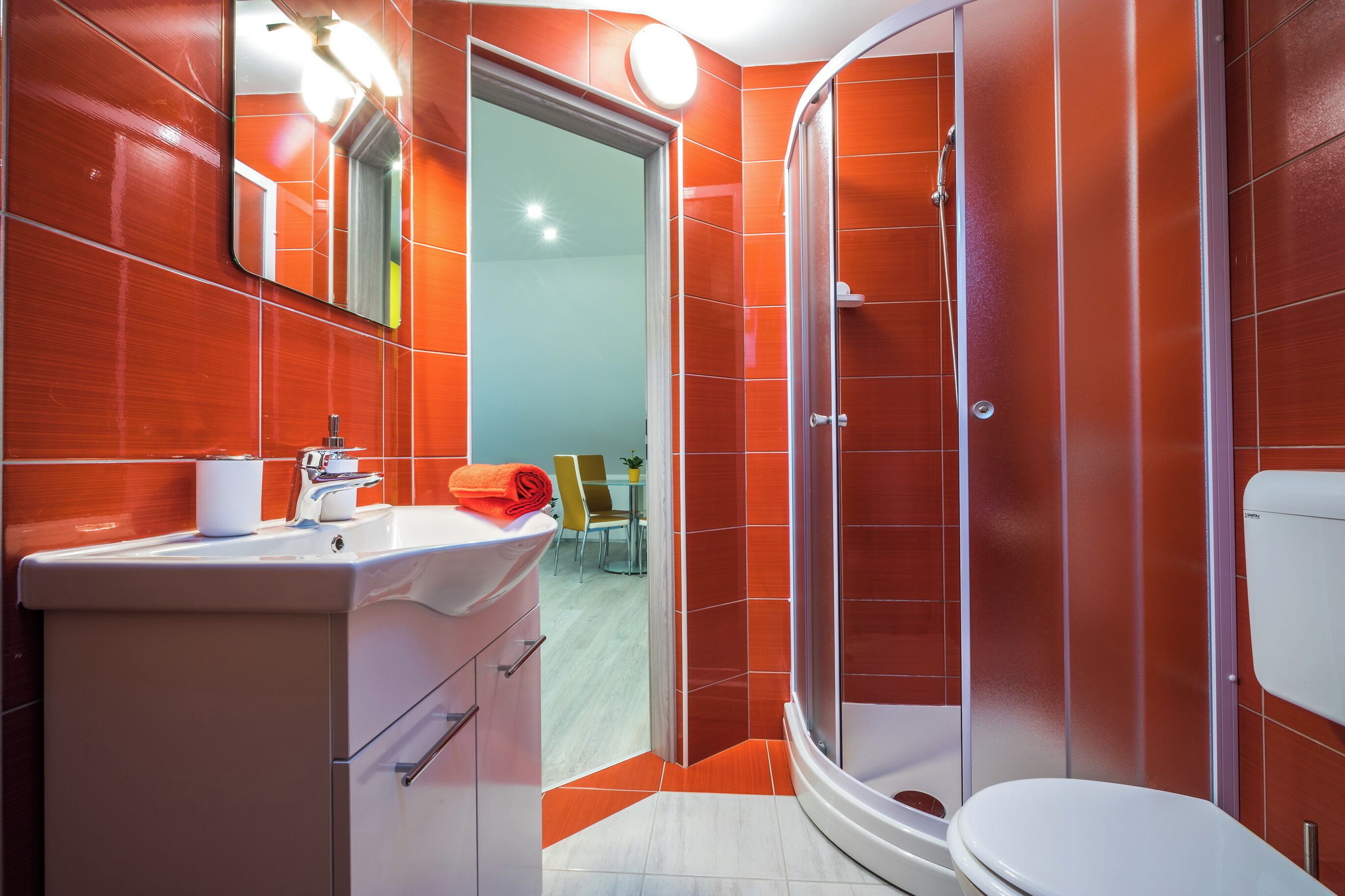 Une salle de bain moderne équipée d’une douche, de toilettes et d’un lavabo.