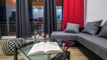Lejlighed (Apartments Sunshine Home - Two Bedroo) | Stue | 20-tommers fladskærms-tv med kabelkanaler, tv