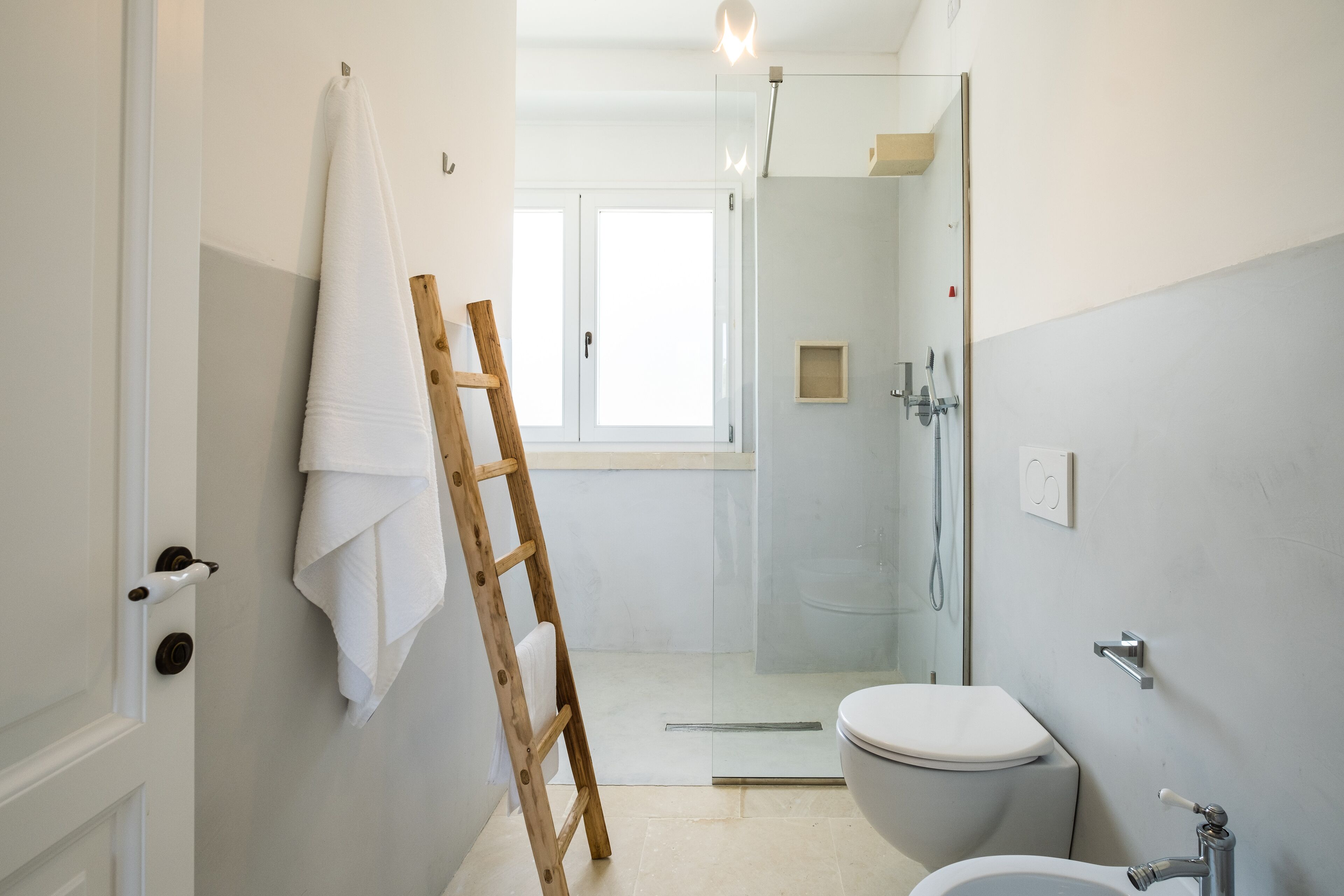 Un baño moderno con cabina de ducha de vidrio, inodoro y lavamanos.