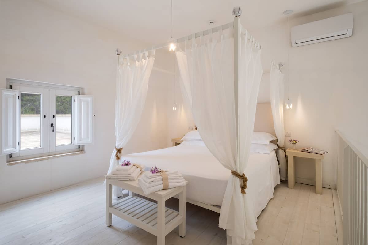 Suite, Hot Tub (4 Prs) | 1 bedroom, minibar, individually decorated, individually furnished