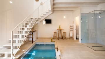 Suite, Whirlpool (4 Prs) | Minibar, individuell dekoriert, individuell eingerichtet