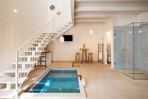 Suite, baignoire à remous (4 Prs) | Minibar, décor unique, ameublement unique, accès au Wi-Fi (inclus)