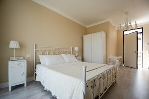 Untuvapeitot, työpöytä, kannettavalle tietokoneelle sopiva työtila