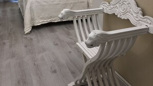 A hotel room with a bed, a bench, and a lamp. - B&B da Patty (Affi)