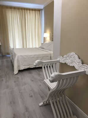 Familiekamer | Donsdekens, een bureau, een laptopwerkplek, geluiddichte muren