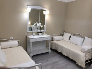 Quarto família | Edredons de pluma, escrivaninha, espaço de trabalho para notebook