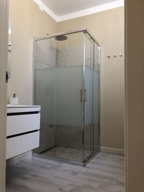 Douche, douche à « effet pluie », sèche-cheveux, bidet