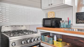 Een koelkast, een magnetron, een oven, een kookplaat