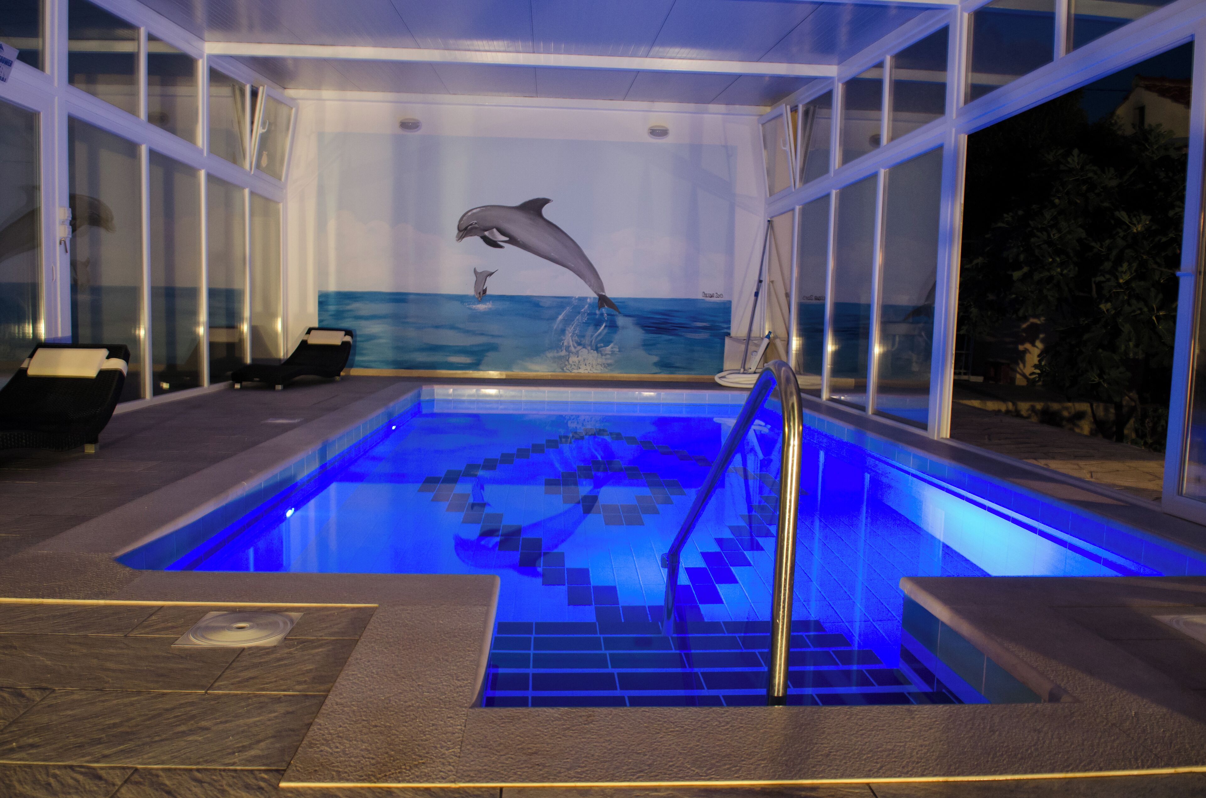 室内游泳池，日光浴躺椅