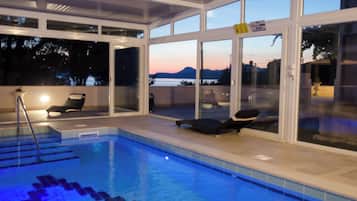 Indoor pool, pool loungers