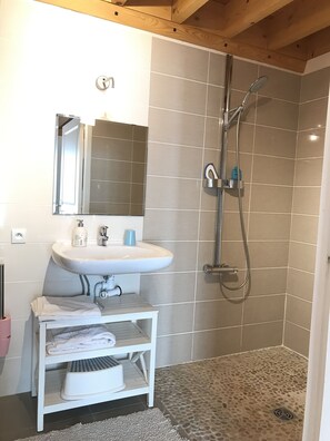 Badewanne, Haartrockner, Handtücher, Toilettenpapier