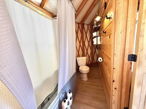 Dusj, hårføner, håndklær og sjampo