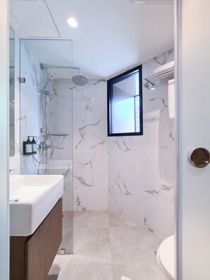 Standaard kamer | Badkamer | Een douche, een regendouche, gratis toiletartikelen, een haardroger