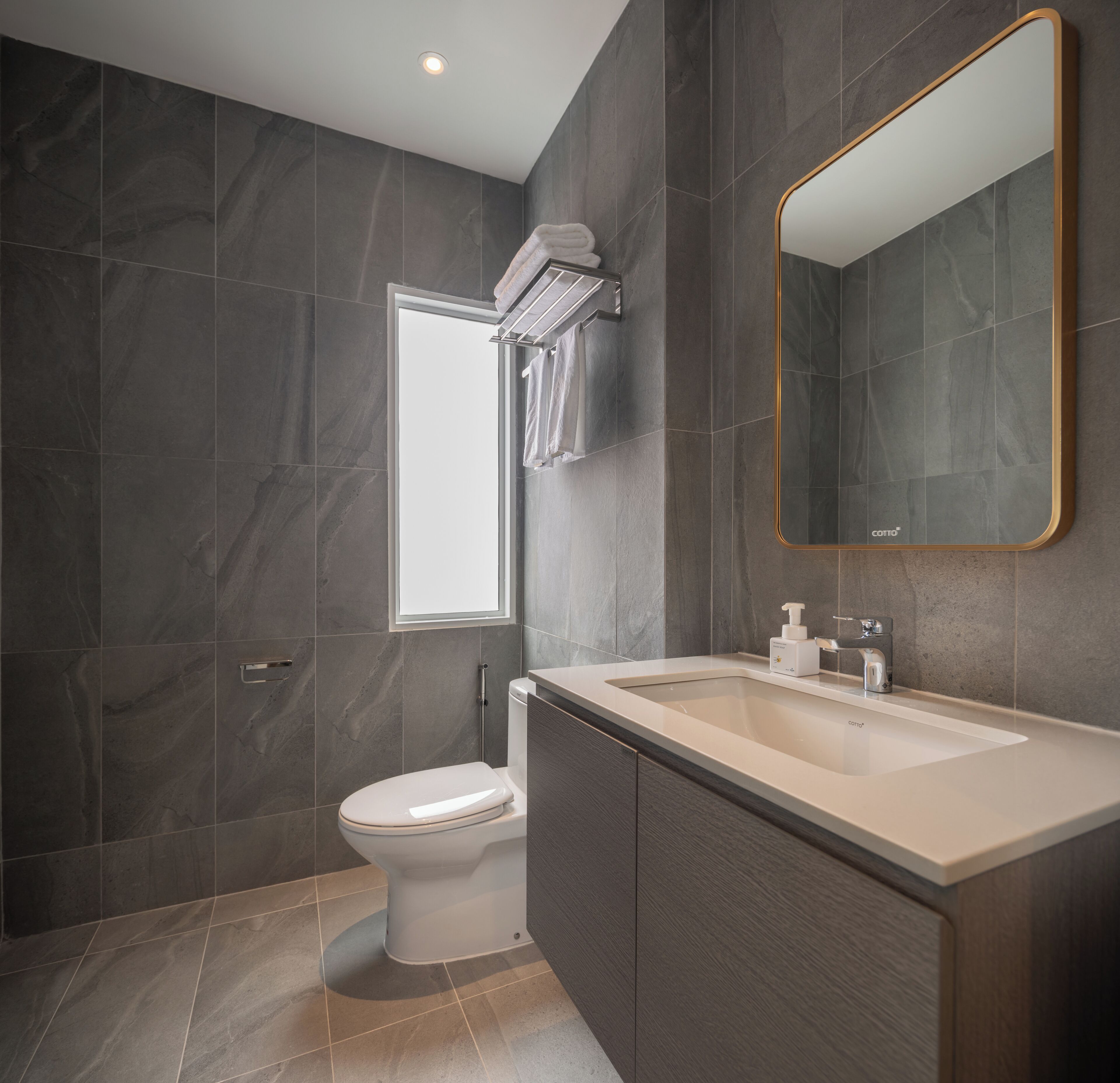 Classic Room, 1 Queen Bed, Non Smoking, City View | Bathroom | Shower, rainfall showerhead, free toiletries, hair dryer