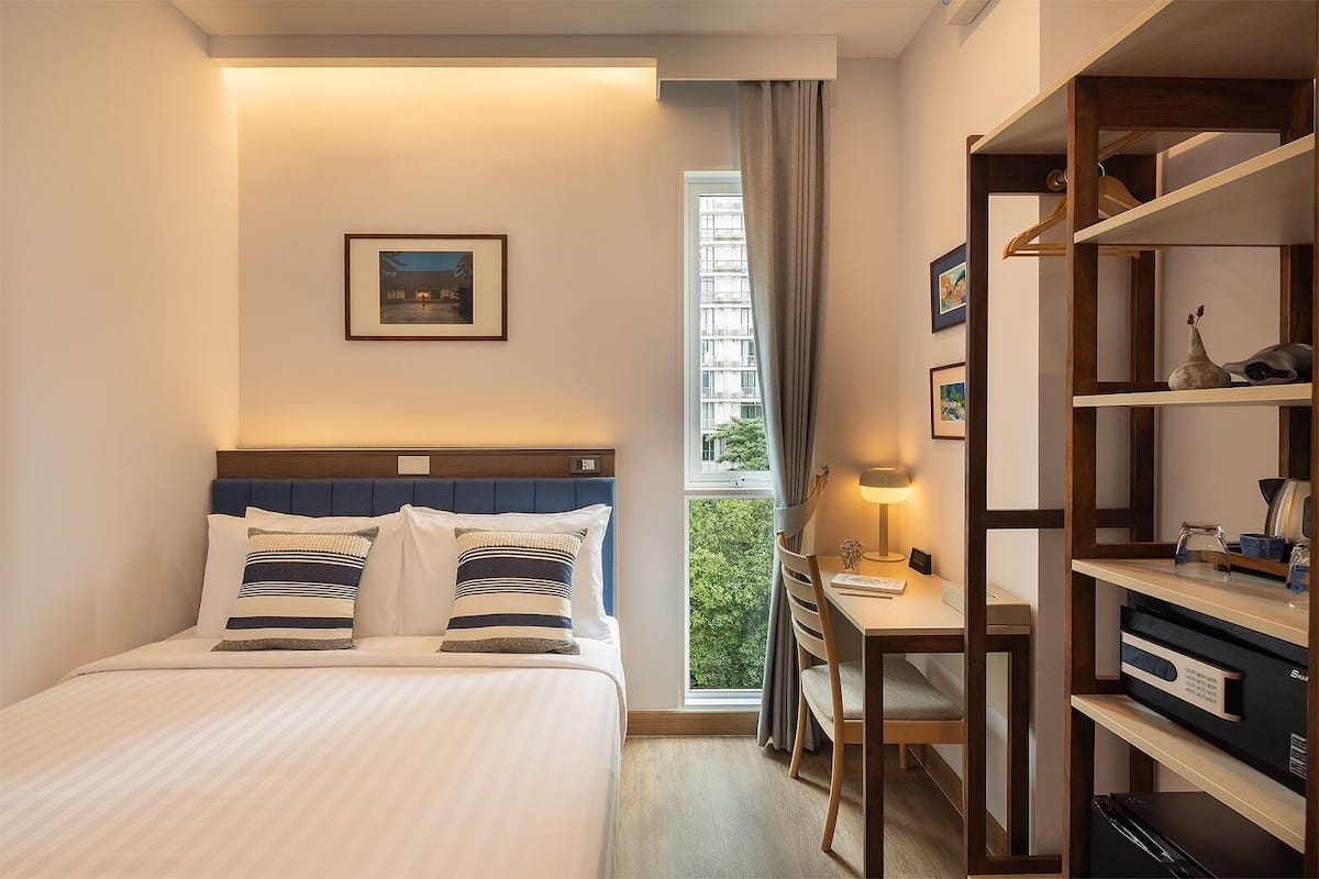 Tabla de planchar con plancha, wifi gratis y ropa de cama