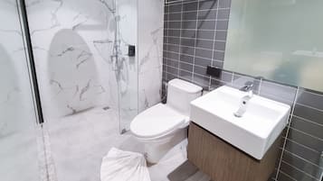 Shower, pancuran hujan, perlengkapan mandi gratis, dan pengering rambut