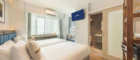 Habitación Deluxe con 2 camas individuales, 2 camas individuales, no fumadores, vistas a la ciudad | Tabla de planchar con plancha, wifi gratis, ropa de cama