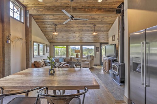Updated Cabin w/ Hot Tub ~ 11 Mi to Winter Park!
