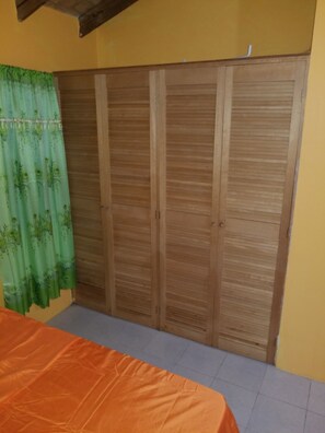 2 habitaciones, tabla de planchar con plancha y internet 