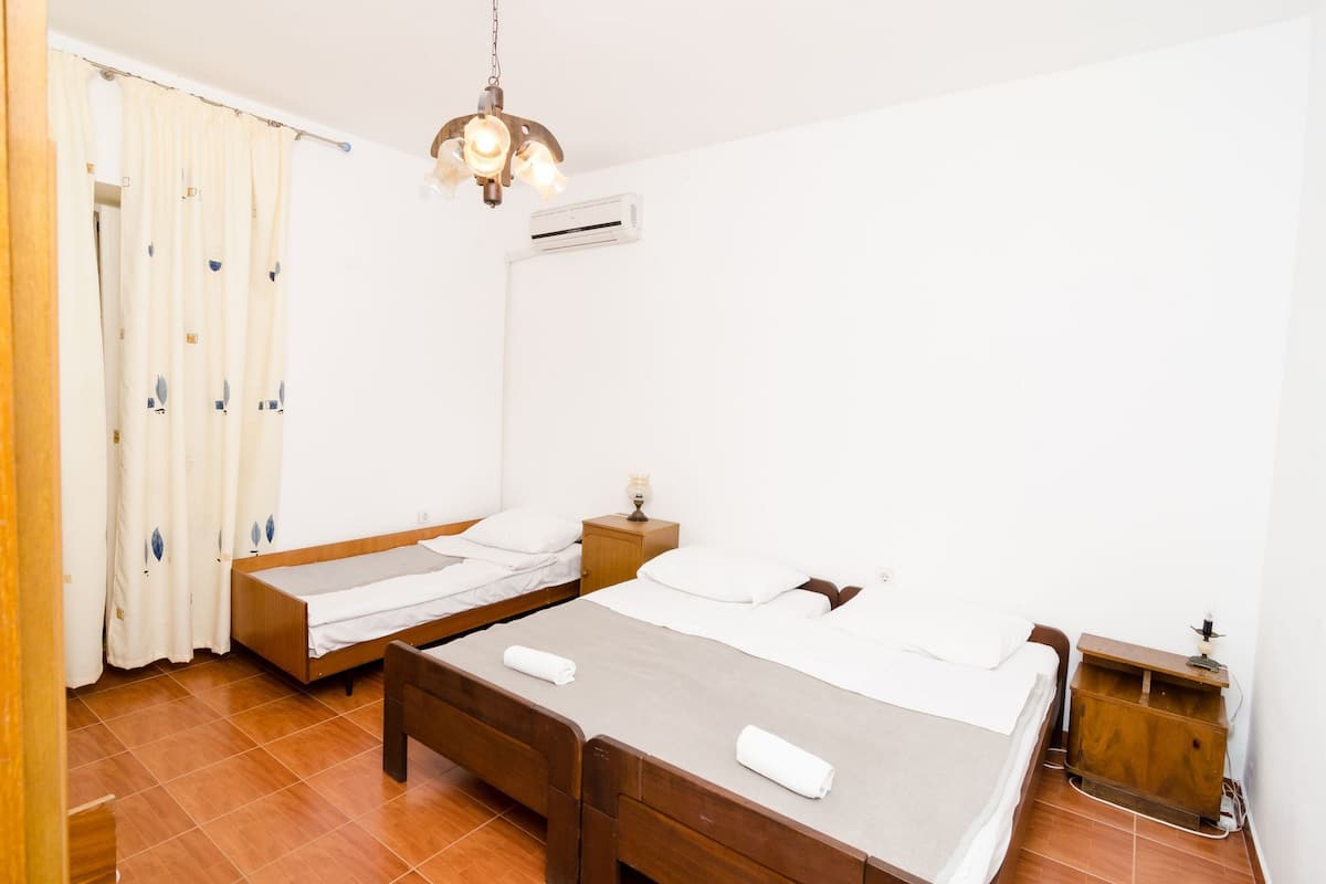 Quadruple Room | Peralatan tempat tidur premium, Wi-fi percuma, cadar katil