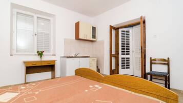 Apartamento (Guest House Kiko - One-Bedroom Apartm) | Roupas de cama premium, Wi-Fi de cortesia, roupa de cama