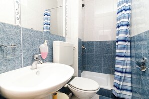 Chambre double (Guest House Kiko - Budget Double Room) | Salle de bain | Douche, serviettes fournies