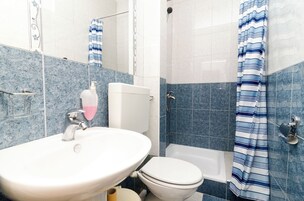 Quarto casal (Guest House Kiko - Budget Double Room) | Banheiro | Chuveiro, toalhas de banho