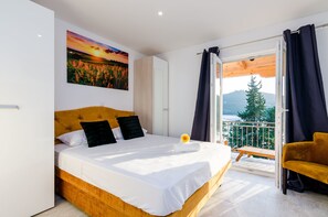 Deluxe-huoneisto, 2 makuuhuonetta, parveke, merinäköala | Yksilöllisesti sisustettu, yksilöllisesti kalustettu, ilmainen Wi-Fi