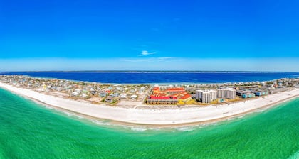 3 Bedroom Updated Town House Just Steps Away From The Beach