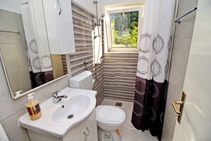 Comfort Apartment, Terrace, Sea View | Bathroom | Shower, hair dryer, towels - Apartments Paolo (Mljet)