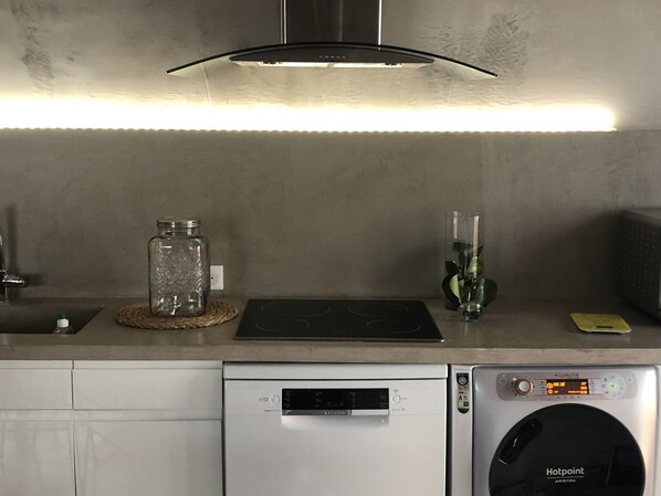 Réfrigérateur, four, plaque de cuisson, lave-vaisselle