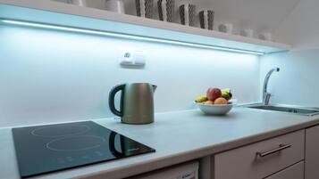 Refrigerador, microondas, parrilla de estufa y cafetera y tetera