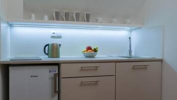 Refrigerador, microondas, parrilla de estufa y cafetera y tetera