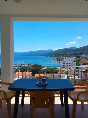 Outdoor dining - Comfortable apartment overlooking the gulf (Cala Gonone)