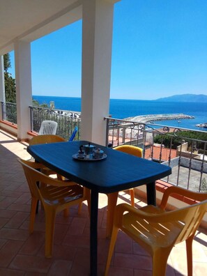 Outdoor dining - Comfortable apartment overlooking the gulf (Cala Gonone)