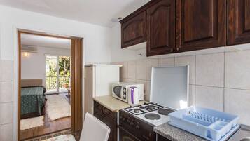 Căn hộ (Deluxe One-Bedroom Apartment with Bal) | Bếp riêng | Tủ lạnh, lò nướng, bếp nấu, ấm điện