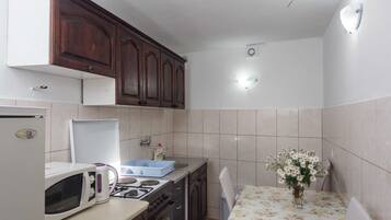 Căn hộ (Deluxe One-Bedroom Apartment with Bal) | Bếp riêng | Tủ lạnh, lò nướng, bếp nấu, ấm điện