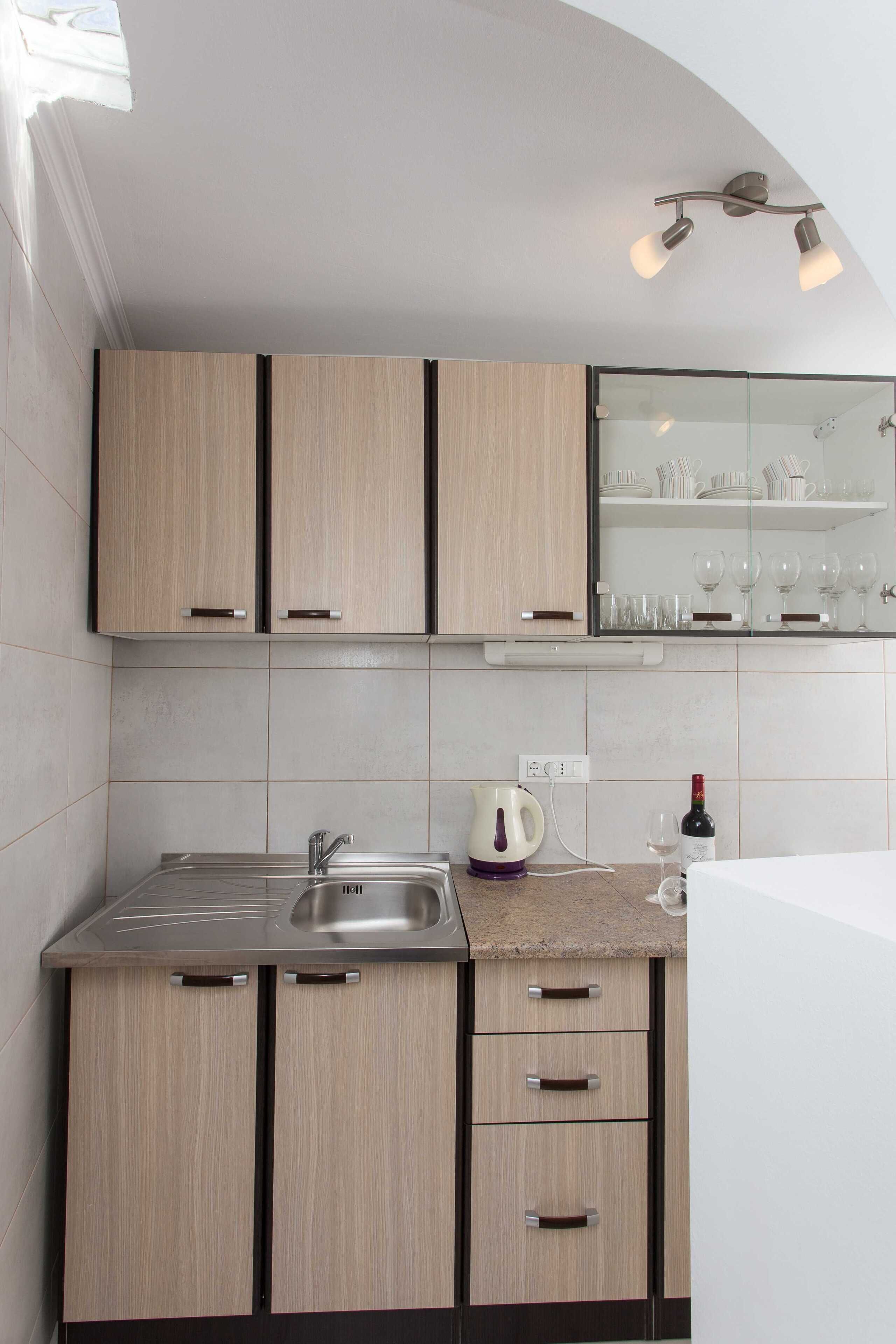 Apartment (Two-Bedroom Apartment with Shared Ter) | Eigene Küche | Kühlschrank, Ofen, Herdplatte, Wasserkocher