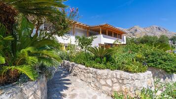 Apartment (Two-Bedroom Apartment with Shared Ter) | Exterior