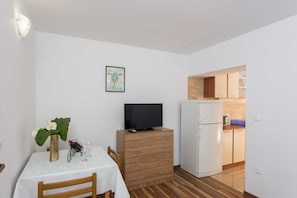 Departamento (One-Bedroom Apartment with Shared Ter) | Comedor
