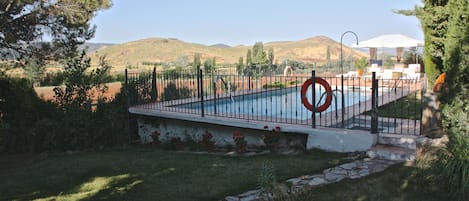 Alberca al aire libre y alberca climatizada