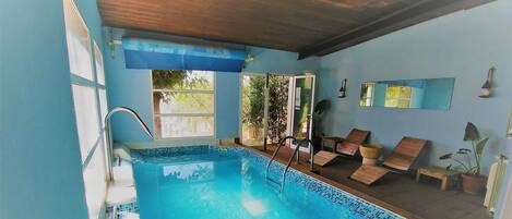 Una piscina al aire libre, una piscina climatizada