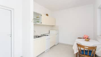 Apartment (Guest House Oreb - One Bedroom Apartm) | Private kitchen | Fridge, stovetop, toaster, cookware/dishes/utensils