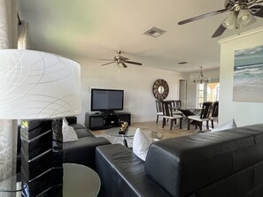 Smart TV, reproductor de DVD, futbolito y libros 