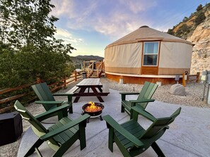 A yurt with a fire pit and outdoor seating area. - Glamping Yurt near Zion with Sunset Views (Orderville)