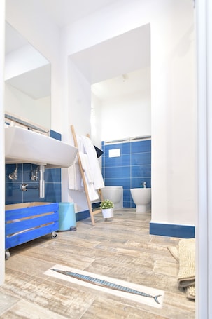 Family Quadruple Room | Bathroom. Rosanna Maison B&B